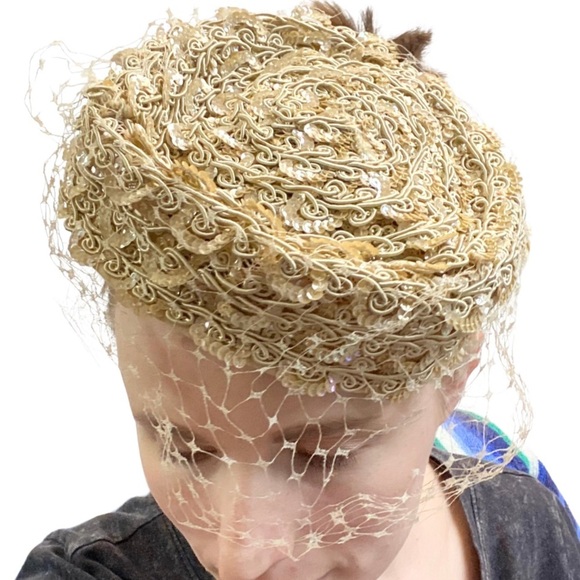 Vintage Coquette Gold Beige Sequined With Mesh Veil Covering Pill Box *flawed - Picture 1 of 14